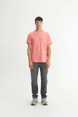 Remera básica color blanco de corte clásico y mangas cortas.