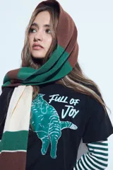 Remera de manga corta color blanco con estampa gráfica central de un gato marrón y la frase 'Full of Joy'.