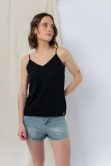Musculosa de breteles finos con escote en V, confeccionada en tejido fluido con acabado satinado.