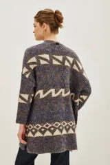 Tapado tipo cárdigan de tejido de punto con diseño geométrico en tonos azul, gris y crudo. Presenta un corte holgado, mangas largas y bolsillos laterales frontales.