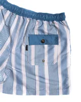 Short de baño celeste y blanco a rayas verticales, con cintura elástica y cordón ajustable.
