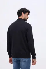 Campera de tejido liviano de punto, color negro, con cierre frontal, cuello alto, mangas largas y puños ajustados, con detalle de logo bordado en el pecho.