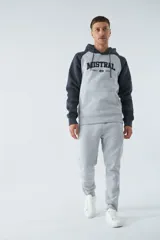 Buzo canguro gris con mangas ranglan azul marino, capucha con cordones ajustables y bolsillo delantero. Estampado frontal con el logo de la marca y el año de fundación.