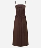 Vestido midi de viscosa certificada, color marrón oscuro, con escote recto y breteles finos. Presenta un canesú fruncido con efecto smock o lastex en el busto y falda de corte amplio.