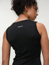 Musculosa deportiva color gris oscuro, con cuello redondo y diseño sin mangas.