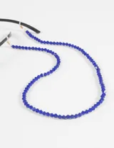Correa para lentes compuesta por pequeñas cuentas de cristal facetado en color azul intenso, con terminales de silicona ajustables para sujetar a las patillas de los anteojos.