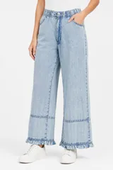 Pantalón ancho de lyocell color celeste, con cintura elástica fruncida, bolsillos laterales y terminación con volados en el ruedo.