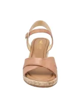 Sandalias de cuero color marrón tostado con plataforma de yute trenzado, tiras cruzadas en la parte delantera y tira ajustable al tobillo con hebilla metálica dorada.