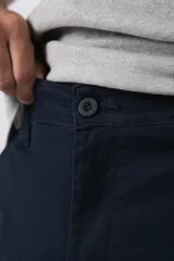 Pantalon chino de corte recto confeccionado en gabardina premium, con bolsillos laterales y traseros clásicos.