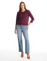 Cardigan de tejido fino con abotonadura frontal, cuello redondo y mangas tres cuartos con puños acanalados.