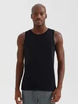 Musculosa blanca de corte recto y cuello redondo.