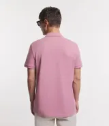 Remera polo de corte comfort, confeccionada en algodón peruano de alta calidad. Presenta cuello clásico con tapeta de botones y mangas cortas. Diseño liso y texturizado, ideal para un look casual y fresco.