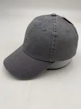Gorro de béisbol gris de algodón con visera curva y ajuste trasero con hebilla metálica.