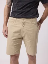 Bermuda color beige de corte recto.