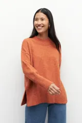 Polera de punto color verde agua, con cuello alto y mangas largas.