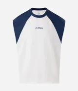 Musculosa de corte boxy y diseño raglán en colores blanco y azul marino, con cuello redondo y estampa frontal con la palabra "Fuerza".