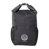 Mochila Rip Curl Surf Series Ventura de 25L, color negro, con sistema de cierre enrollable superior (roll-top) y hebilla de ajuste. Presenta un bolsillo frontal con cierre y bolsillos laterales de malla.