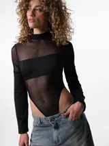Body negro de cuello alto y manga larga, confeccionado con paneles de tela translúcida y un bandeau opaco en el busto.