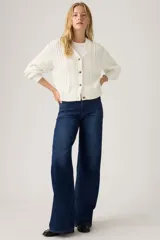 Jean de tiro alto con corte wide leg, confeccionado en denim azul oscuro con acabado stretch.