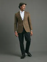 Saco sport de gamuza ecológica, con cierre de dos botones frontales, solapas clásicas y bolsillos laterales con solapa.