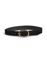 Cinturón de cuero negro con textura de gamuza y hebilla ovalada metálica en tono dorado con detalle de relieve.