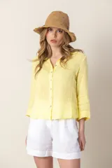 Camisa color coral de lino con cuello clásico, manga 3/4 y cierre frontal con botones.