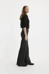 Jeans negros de tiro alto, corte acampanado y estilo "bell bottom".