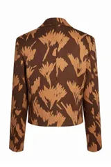 Blazer de lino con estampado abstracto en tonos tierra y chocolate, doble abotonadura y corte cropped.