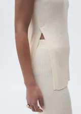Pantalón de punto acanalado con diseño flare y cintura elástica.