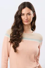 Buzo tejido de algodón con diseño a rayas en tonos beige, blanco y lila, de manga larga y cuello redondo, con calce relajado.
