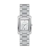Reloj de pulsera Michael Kors con caja rectangular y malla de acero inoxidable en tono plateado. Presenta una esfera minimalista con marcadores de hora en números romanos y manecillas metálicas.