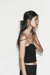 Top de escote cuadrado con tirantes finos y bajo recto.