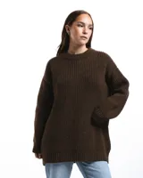 Sweater marrón de lana Corriedale sin teñir, con cuello redondo y corte holgado.