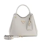 Cartera tipo bolso de mano Guess modelo Meridian II, color blanco, con textura granulada. Presenta herrajes dorados, logo triangular metálico en el frente y colgante decorativo. Incluye asas superiores fijas y correa larga ajustable extraíble.