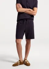 Bermuda de algodón color azul marino, con cintura elástica y cordón ajustable. Diseño de corte recto y estilo casual.
