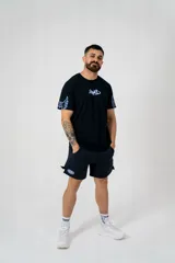 Short deportivo negro de lycra, con cintura elástica y logo estampado en el lateral.