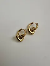 Par de aros dorados de acero quirúrgico hipoalergénico, con forma de argolla y dije colgante en forma de corazón.
