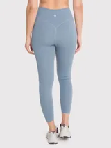 Calza deportiva de largo ankle color celeste. Tela suave que se adapta como una segunda piel, cuenta con una mínima cantidad de costuras (Tecnología Seamless) para evitar distracciones y poder mejorar el performance de tus entrenamientos. Tiro Alto, sin bolsillos y calce regular.