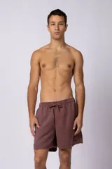 Short de baño de corte clásico con cintura elástica y cordón ajustable. Presenta un acabado efecto lavado vintage, bolsillos laterales y un pequeño logo bordado en la parte inferior.