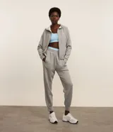 Campera deportiva Get Over de microfibra color gris melange, con capucha ajustable con cordón, cierre frontal con cremallera, bolsillos tipo canguro y mangas largas raglán.