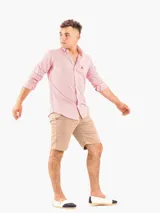 Bermuda de vestir color marrón óxido, con bolsillos laterales y traseros.