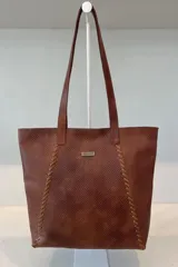 Bolso grande tipo tote color beige con textura tejida y costuras decorativas en los laterales. Tiene doble asa de hombro y logo de la marca en el frente. Interior forrado con bolsillo con cierre y portacelular.