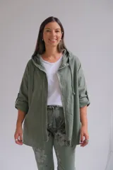 Campera verde militar con capucha, cierre frontal y mangas tres cuartos con detalle de ajuste.