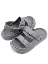 Sandalias de goma color gris claro, con doble tira ajustable con velcro y tira trasera desmontable.