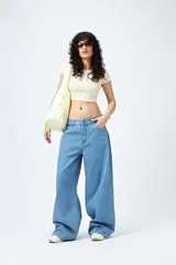 Pantalón de jean celeste de tiro bajo y corte ancho.