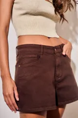 Short de gabardina marrón con fitting recto y tiro medio, de diseño clásico con bolsillos delanteros y traseros.