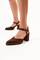 Sandalias de gamuza color chocolate, con punta fina, plataforma delantera, taco ancho alto y tira ajustable con hebilla en el tobillo.