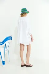 Camisa de algodón blanca, de manga larga y corte oversize, con diseño abierto en los laterales ajustable mediante cordón y ojalillos.