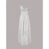 Vestido largo de encaje calado color blanco, con diseño de falda irregular más corta adelante. Presenta escote en V con cordones decorativos y borlas, tirantes finos y detalle de cintura marcada.