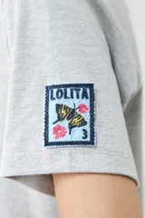 Remera de manga corta, cuello redondo y calce regular, color verde agua jaspeado. Presenta un pequeño parche bordado en la manga izquierda.